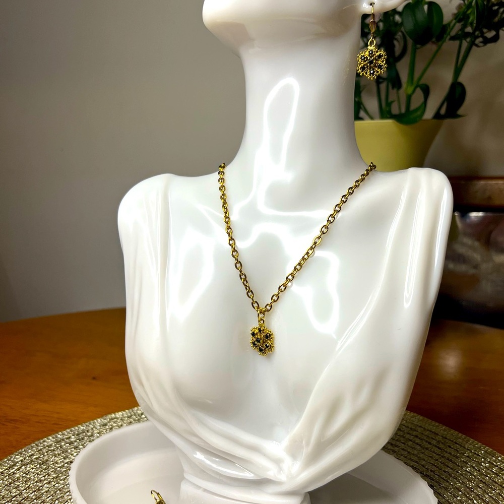 Brand New✨ Monèt Daisy Flower Necklace and Earring Set 🌸